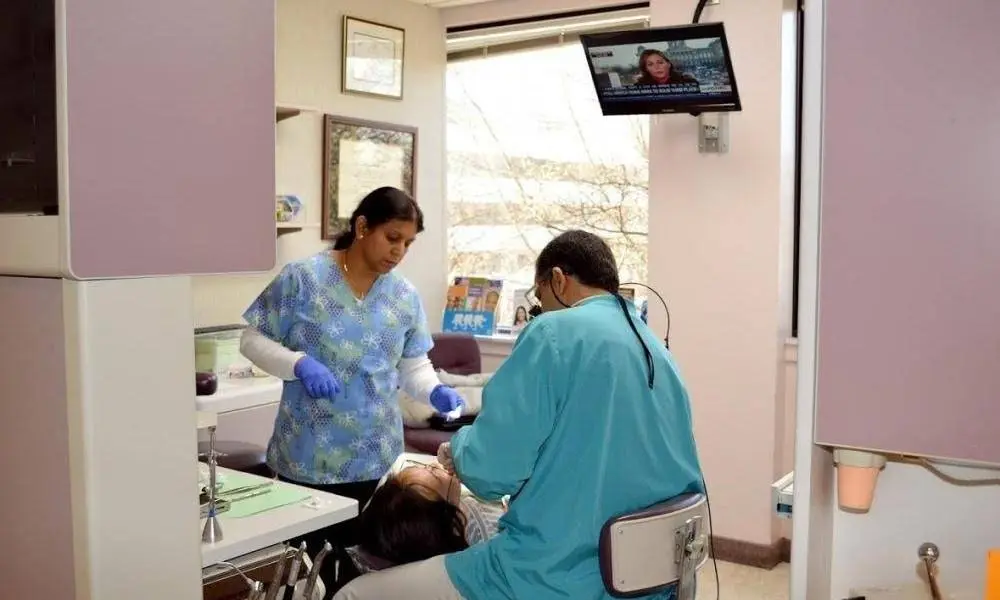 Lakeforest Dental Associates - Professional dental clinic exterior with modern facilities
