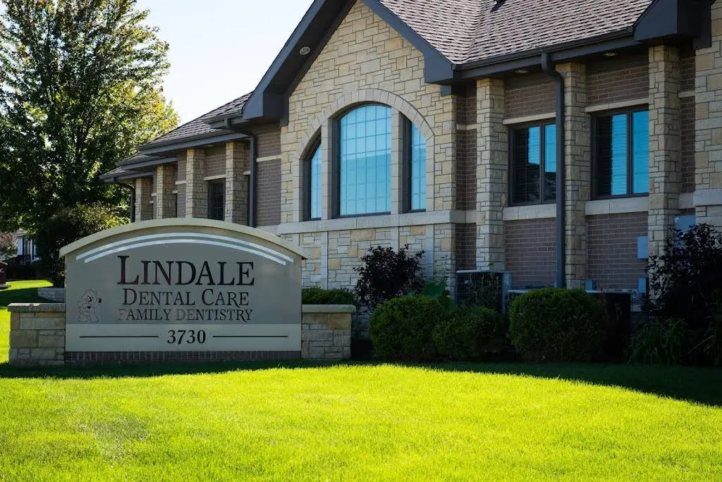 Lindale Dental Care - Professional dental clinic exterior with modern facilities