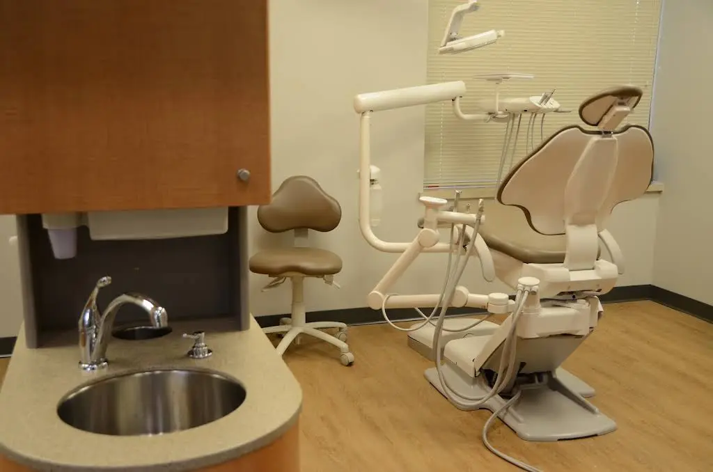 Community Smiles Dental - Menomonee Falls - Professional dental clinic exterior with modern facilities