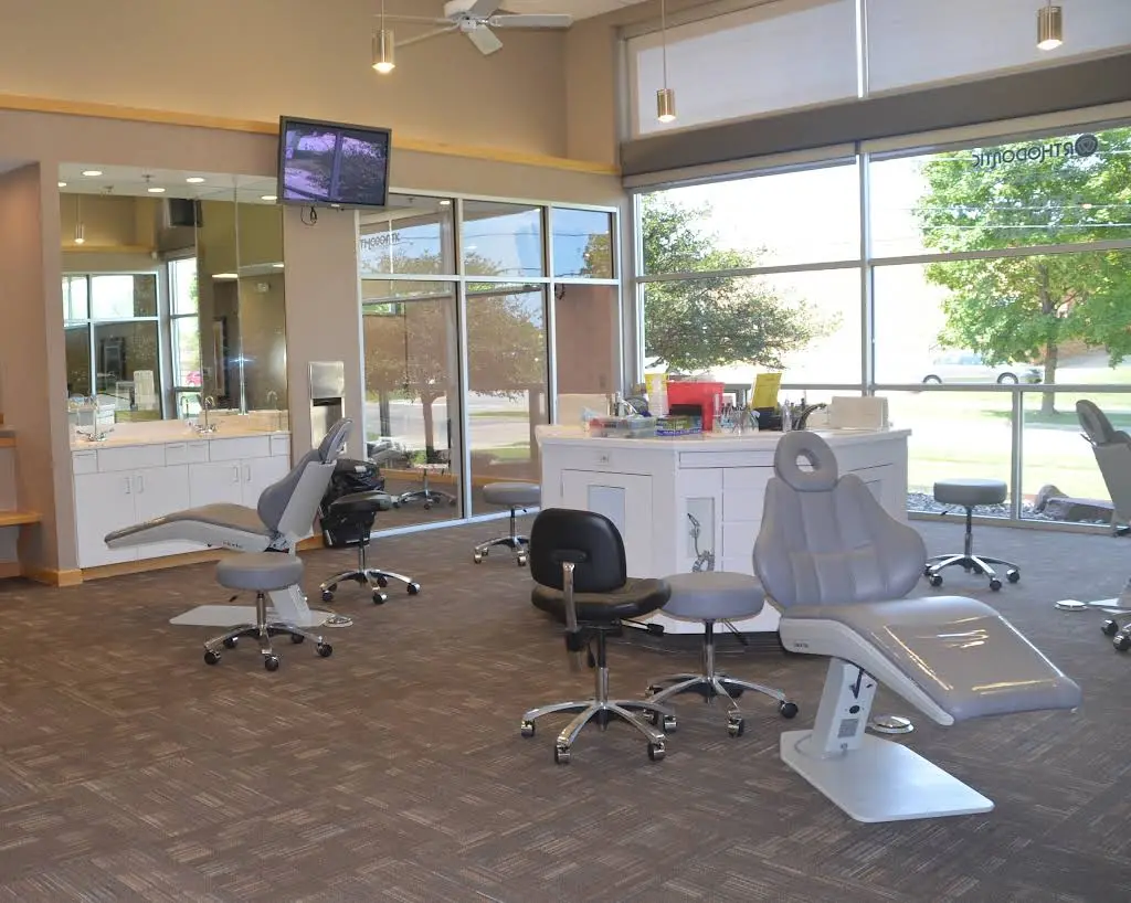 Iowa Orthodontic Solutions - Ankeny - Professional dental clinic exterior with modern facilities