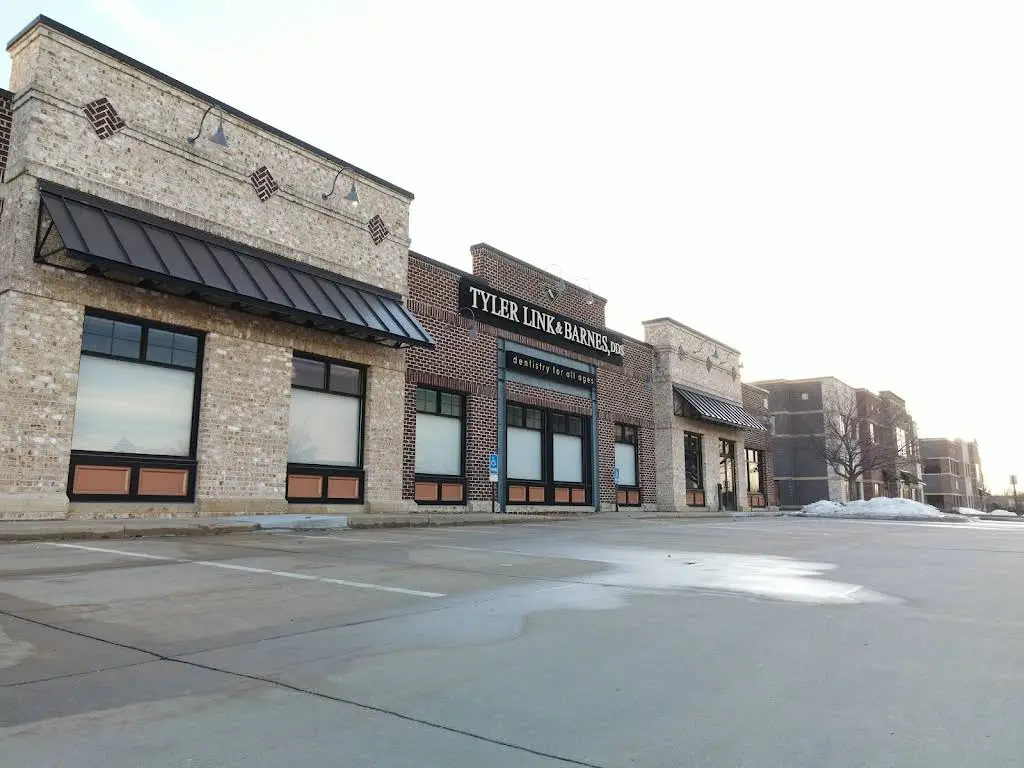 Tyler Link & Barnes, DDS - Professional dental clinic exterior with modern facilities
