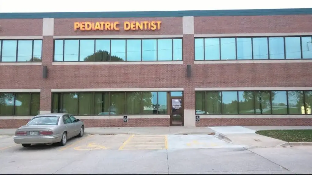 Des Moines Pediatric Dental Center - Professional dental clinic exterior with modern facilities