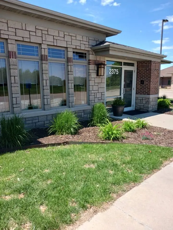 Des Moines Cosmetic Dentistry Center - Professional dental clinic exterior with modern facilities