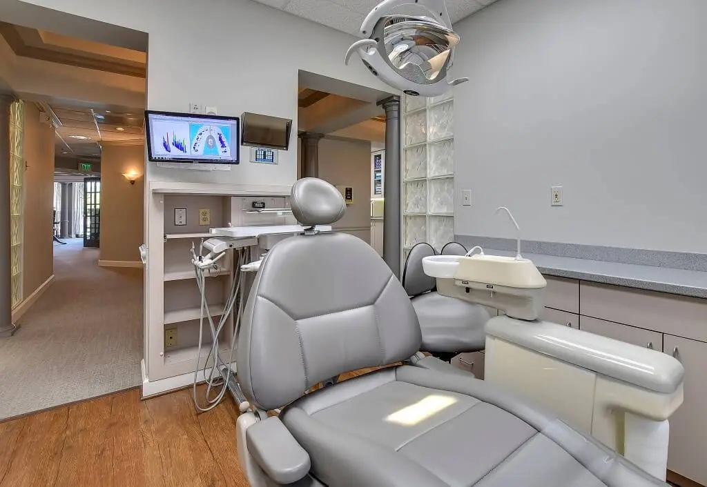 Annapolis Smiles - Professional dental clinic exterior with modern facilities
