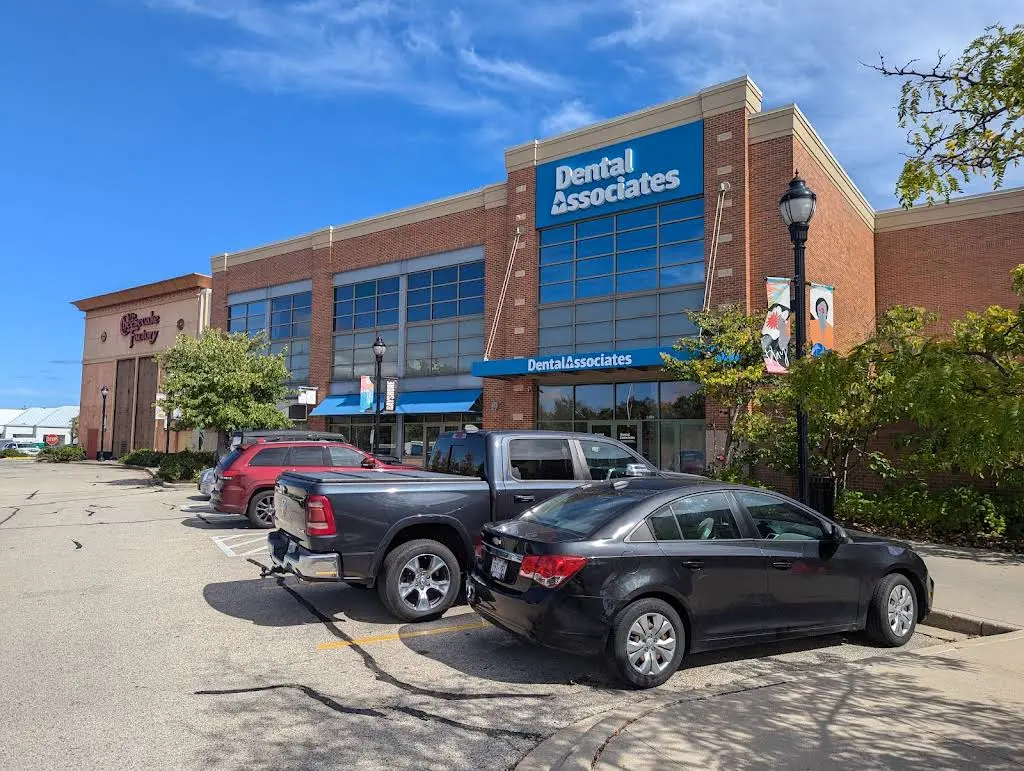 Dental Associates - Glendale - Bayshore - Professional dental clinic exterior with modern facilities