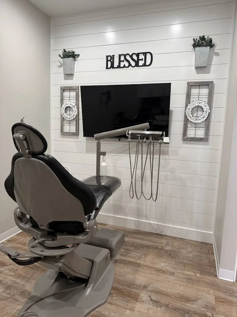 Avenue Family Dentistry - Professional dental clinic exterior with modern facilities