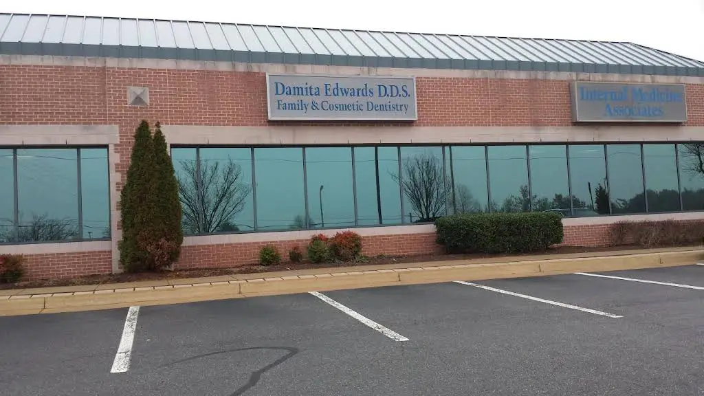 Centreville Smiles - Professional dental clinic exterior with modern facilities