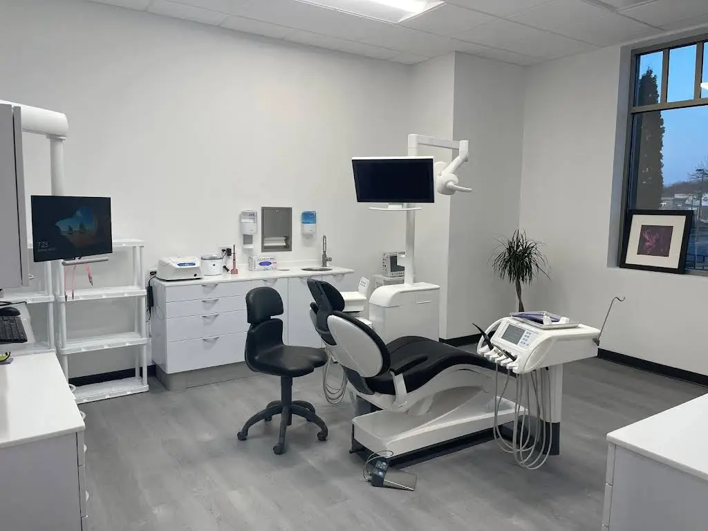 Distinctive Dental Implants - Professional dental clinic exterior with modern facilities