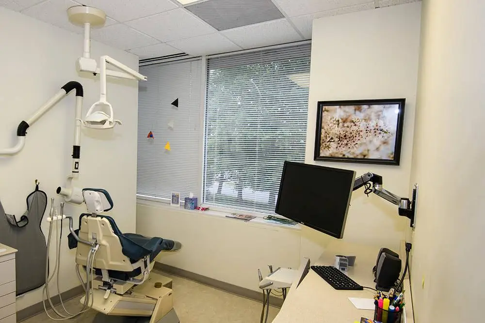 Bunin Dental - Professional dental clinic exterior with modern facilities