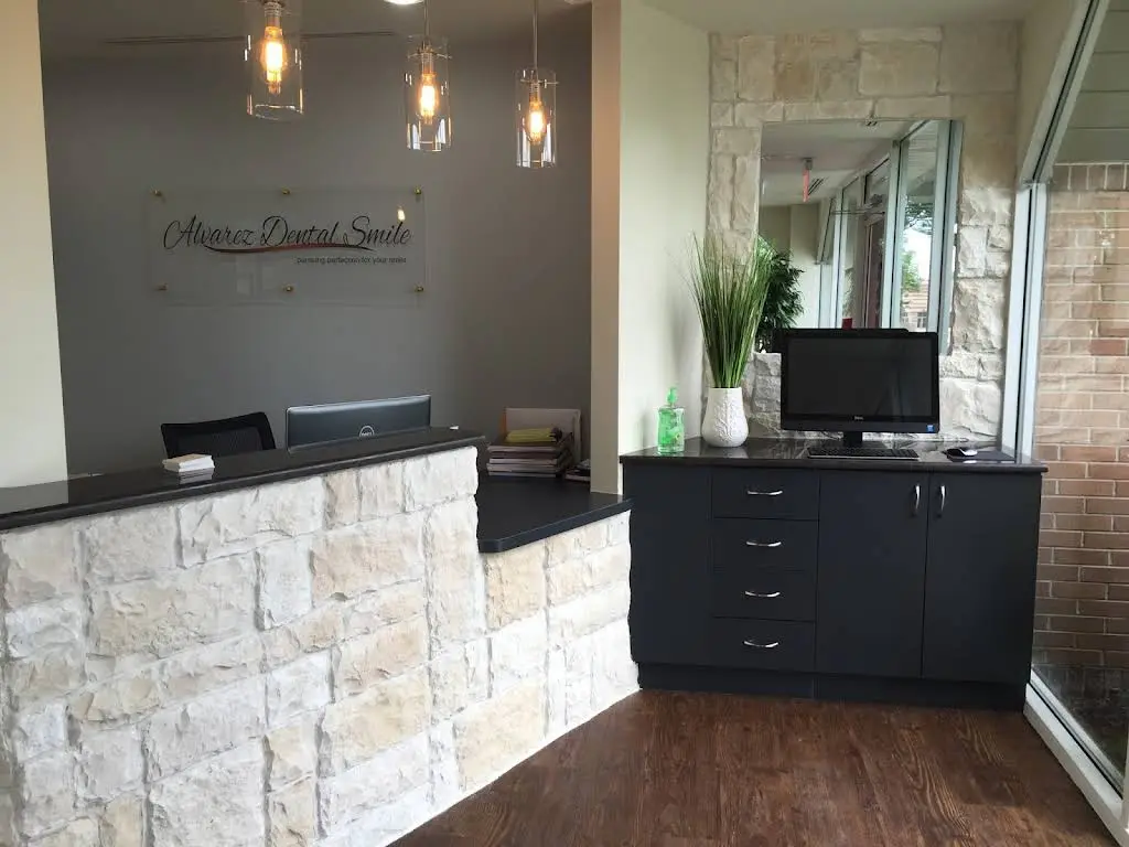 Alvarez Dental Smile - Professional dental clinic exterior with modern facilities