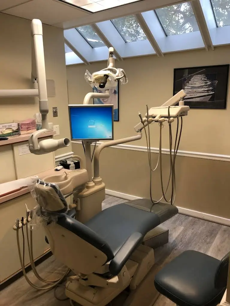 David W. Handelsman DDS PA - Professional dental clinic exterior with modern facilities