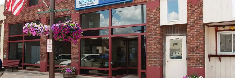 Gundersen Calmar Clinic - Professional dental clinic exterior with modern facilities