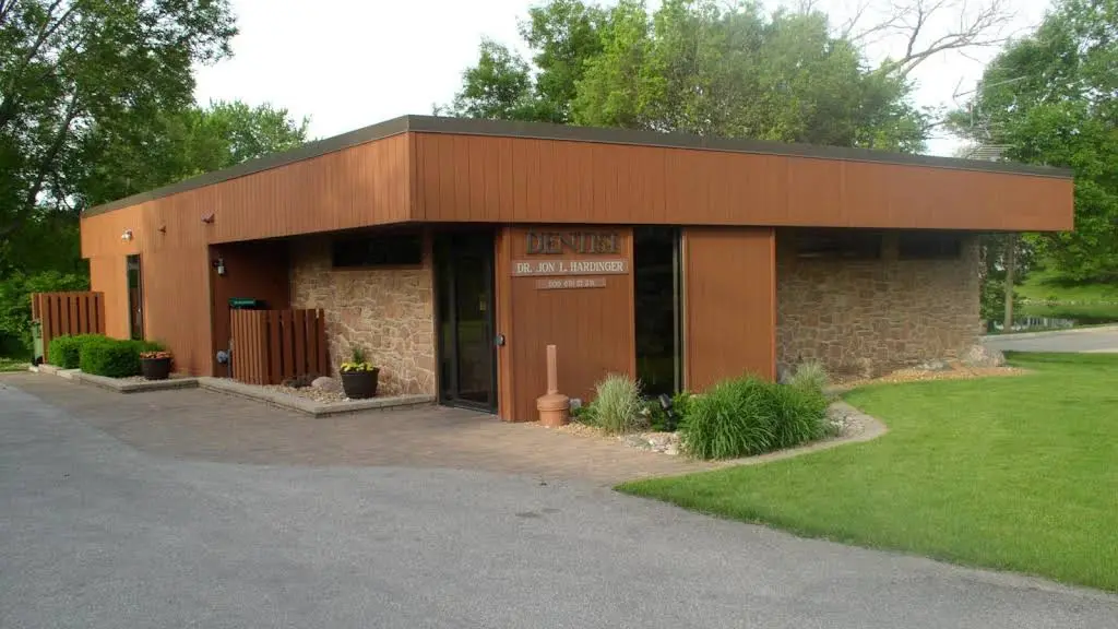 Hardinger Dental - Professional dental clinic exterior with modern facilities