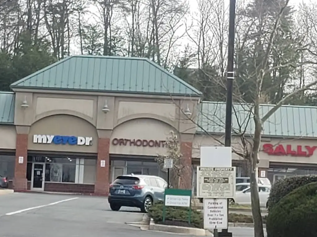 str8rsmiles - Professional dental clinic exterior with modern facilities