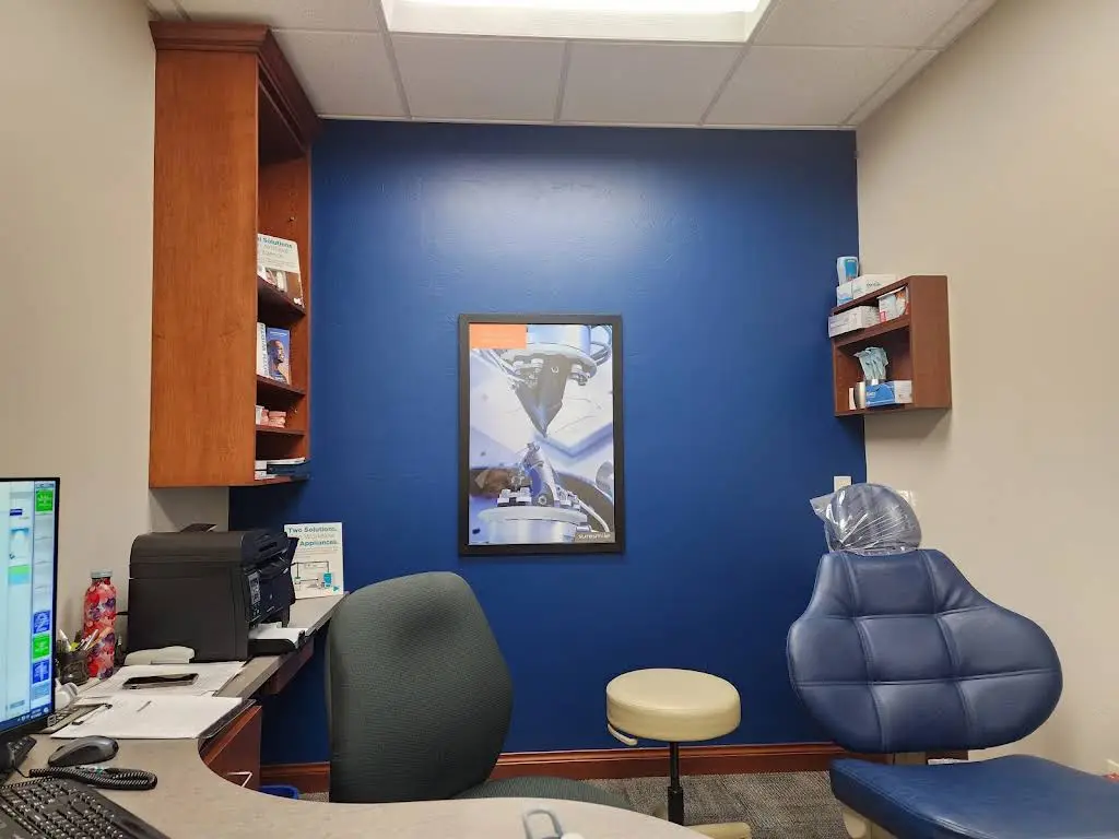 Apple Creek Orthodontics - Professional dental clinic exterior with modern facilities