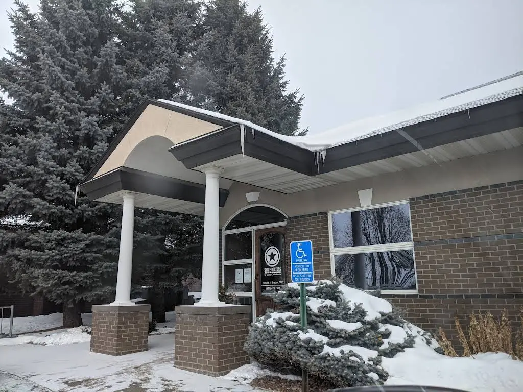 Lakeside Orthodontics - Apple Valley - Professional dental clinic exterior with modern facilities