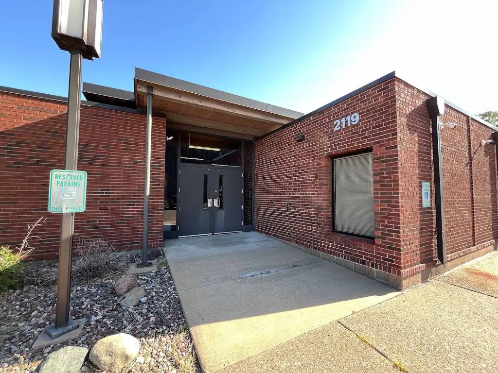 NorthLakes Community Clinic - Eau Claire - Oak Ridge - Professional dental clinic exterior with modern facilities