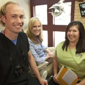 Edlund Dental - Professional dental clinic exterior with modern facilities