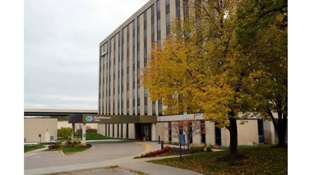 HealthPartners Dental Clinic St. Louis Park West End - Professional dental clinic exterior with modern facilities
