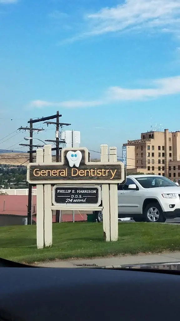 Phillip E Harrison DDS PS - Professional dental clinic exterior with modern facilities