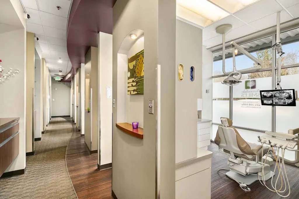 Avondale Smiles - Professional dental clinic exterior with modern facilities
