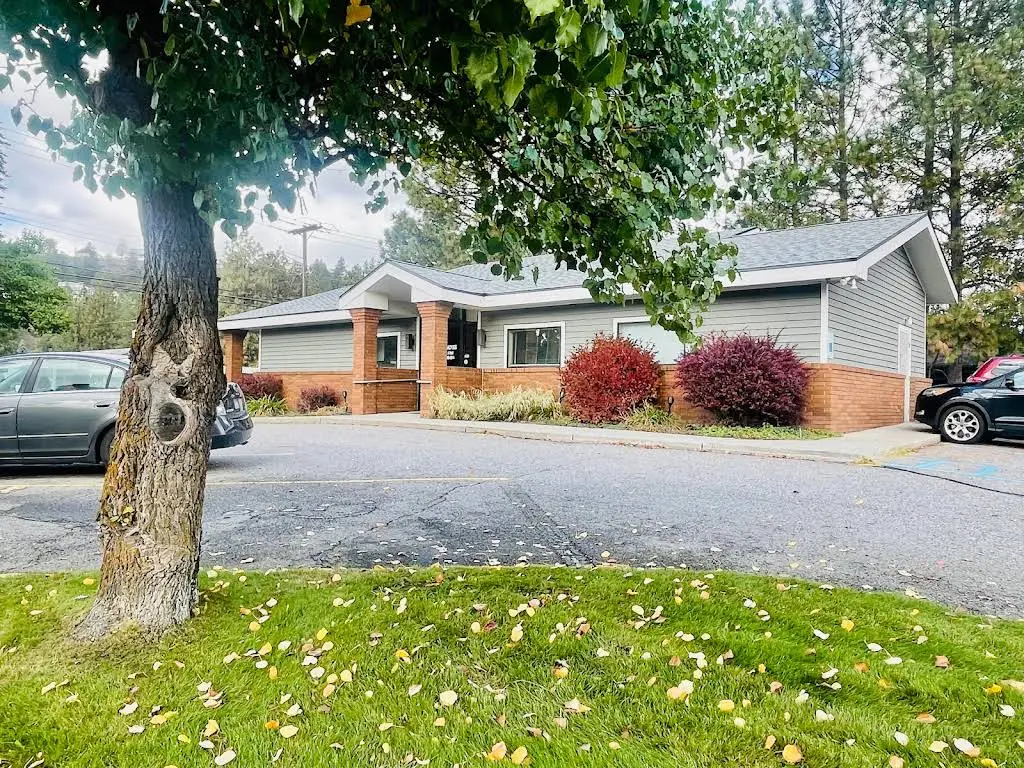 Von R. Tracy, DDS - Professional dental clinic exterior with modern facilities