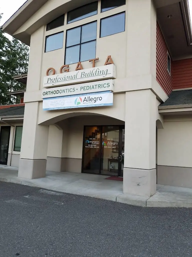Orthodontics on the Plateau - Professional dental clinic exterior with modern facilities