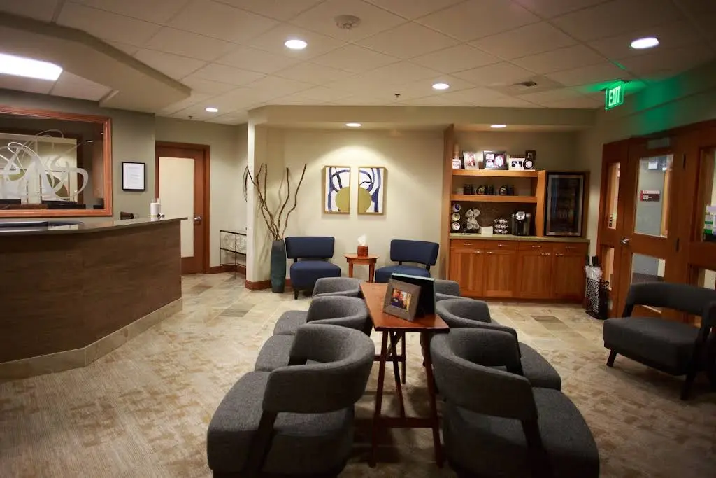425 Dental - Professional dental clinic exterior with modern facilities
