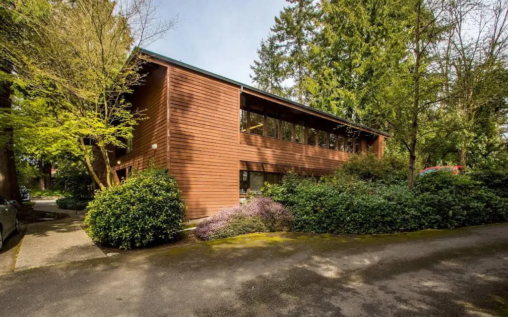 Fiscus Dentistry Bainbridge Island - Professional dental clinic exterior with modern facilities