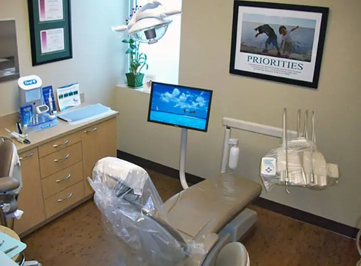 The Smile Institute, Monroe - Dr. Stanley Tang - Professional dental clinic exterior with modern facilities