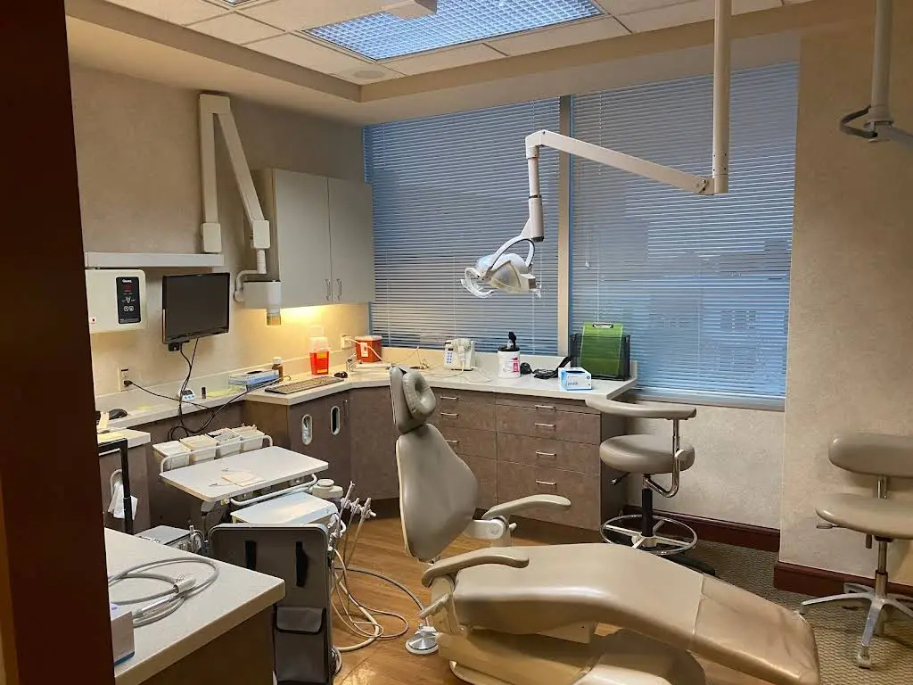 Seattle Smiles Company - Professional dental clinic exterior with modern facilities