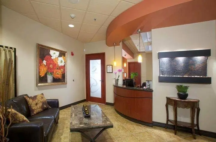 Lakeside Endodontics - Professional dental clinic exterior with modern facilities
