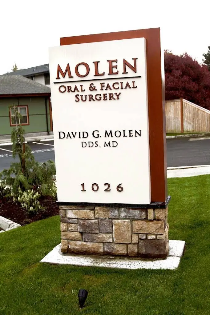 Molen Oral and Implant Surgery - Professional dental clinic exterior with modern facilities