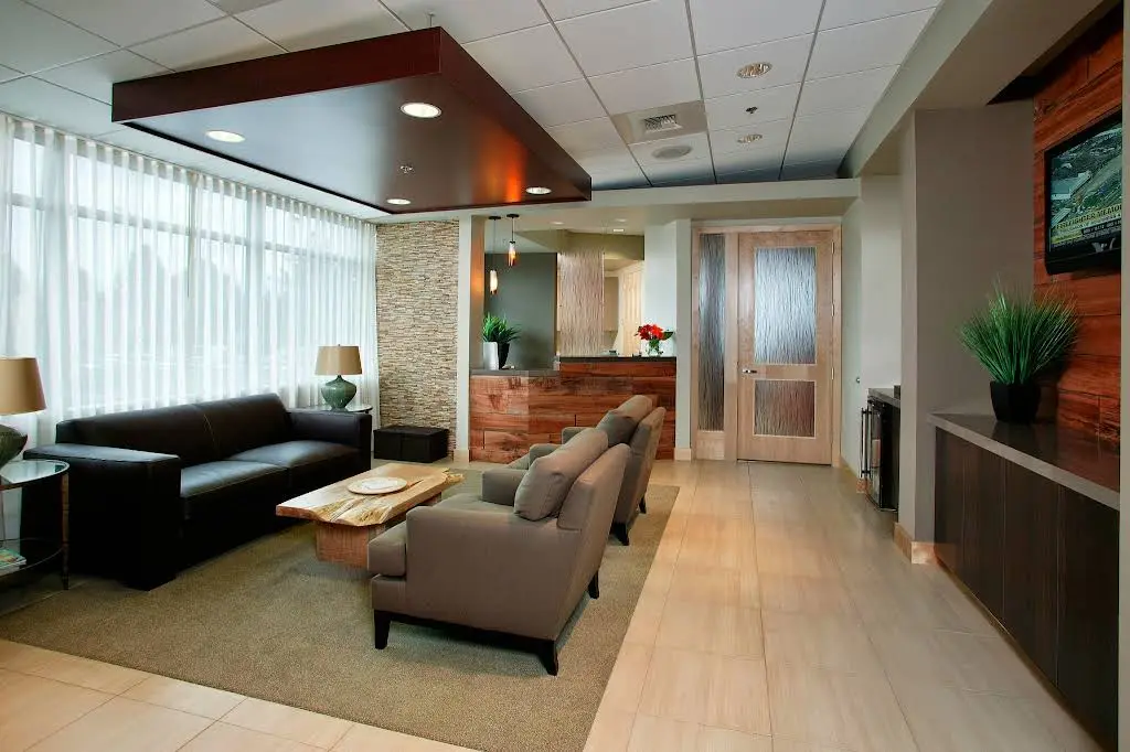 new32 Aesthetic and Family Dentistry - Professional dental clinic exterior with modern facilities