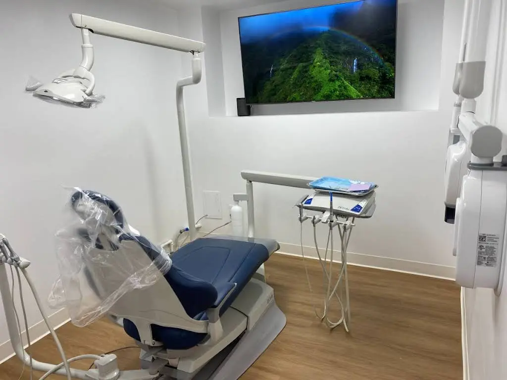 U District Family Dentistry: Andy Nelson DDS - Professional dental clinic exterior with modern facilities