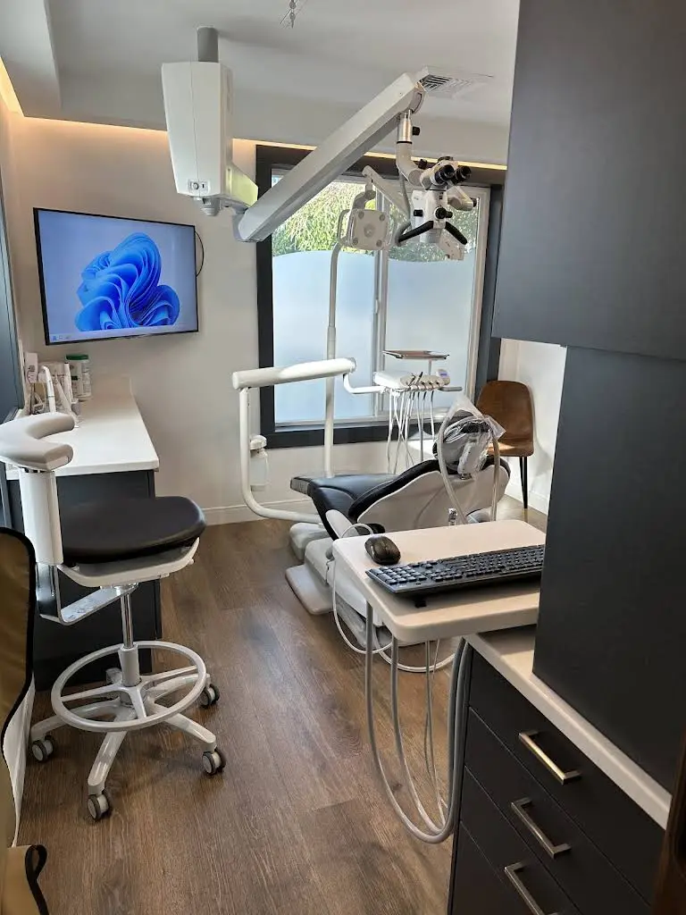 Mill Creek Endodontics & Microsurgery - Everett Office - Professional dental clinic exterior with modern facilities
