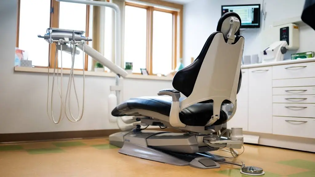 Healthy Smile - Professional dental clinic exterior with modern facilities