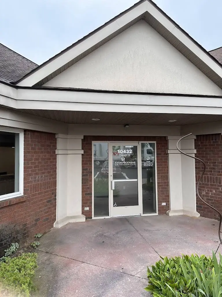 Kessel & Bouwens Orthodontics - Professional dental clinic exterior with modern facilities