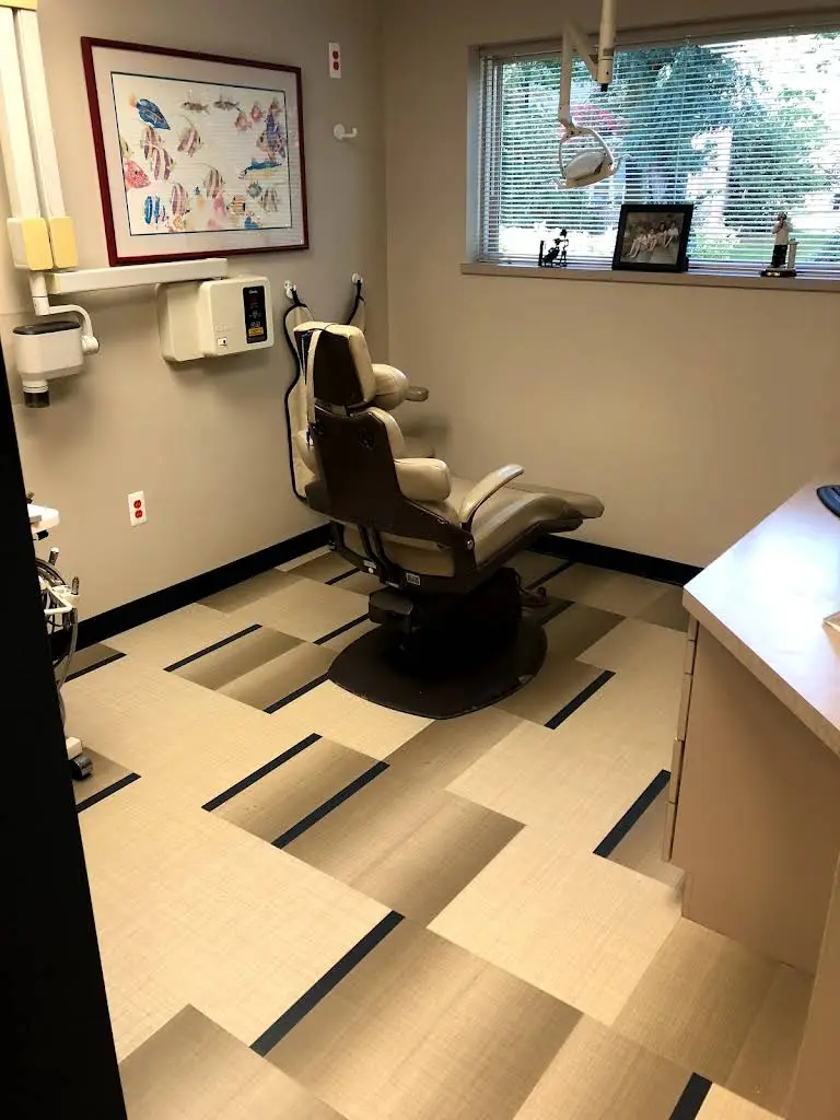 Marc Tarnopol DDS - Professional dental clinic exterior with modern facilities