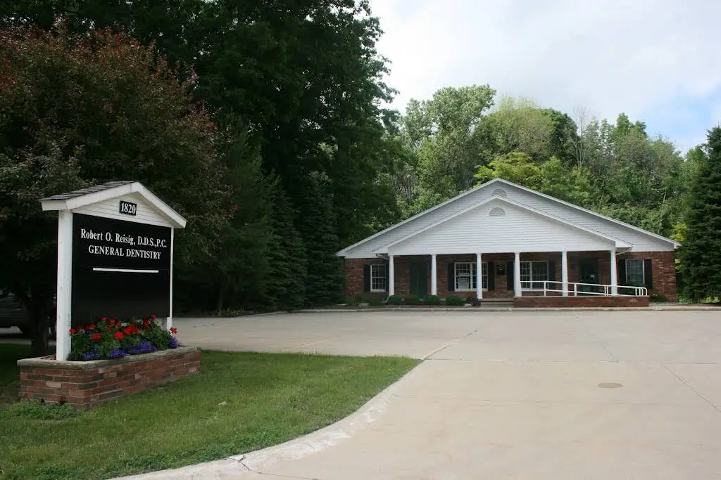 Robert O. Reisig, DDS, PC - Professional dental clinic exterior with modern facilities