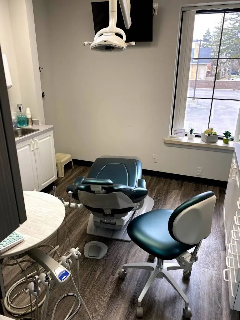 MI-nt Dental: Alexandra Peri, DDS - Professional dental clinic exterior with modern facilities