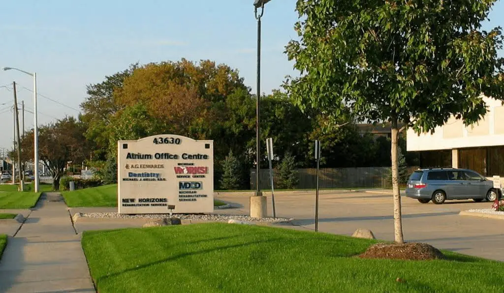 Michael J Aiello, DDS, PLC - Professional dental clinic exterior with modern facilities