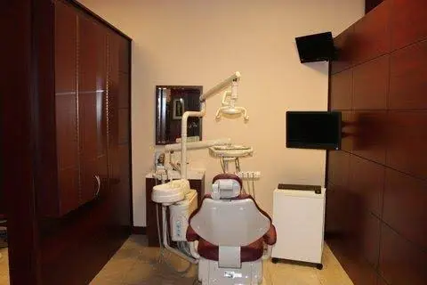 Roc Dental - Professional dental clinic exterior with modern facilities