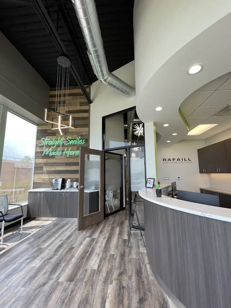 Straight Smiles Orthodontics - Professional dental clinic exterior with modern facilities