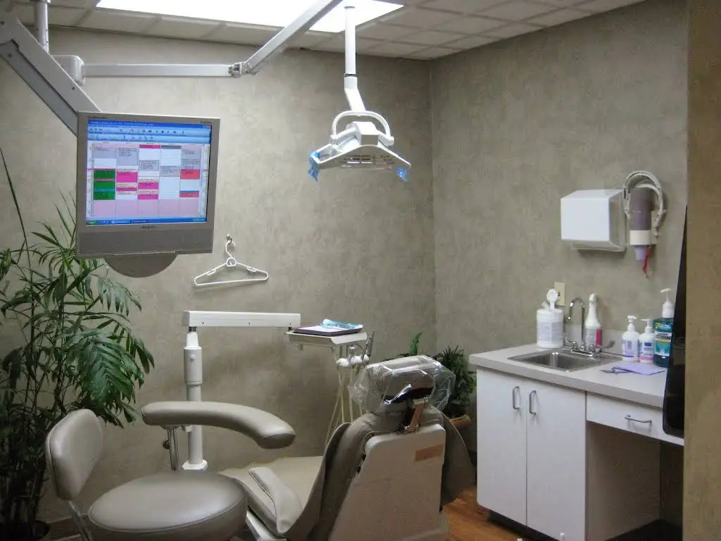 David Renaud DDS - Professional dental clinic exterior with modern facilities
