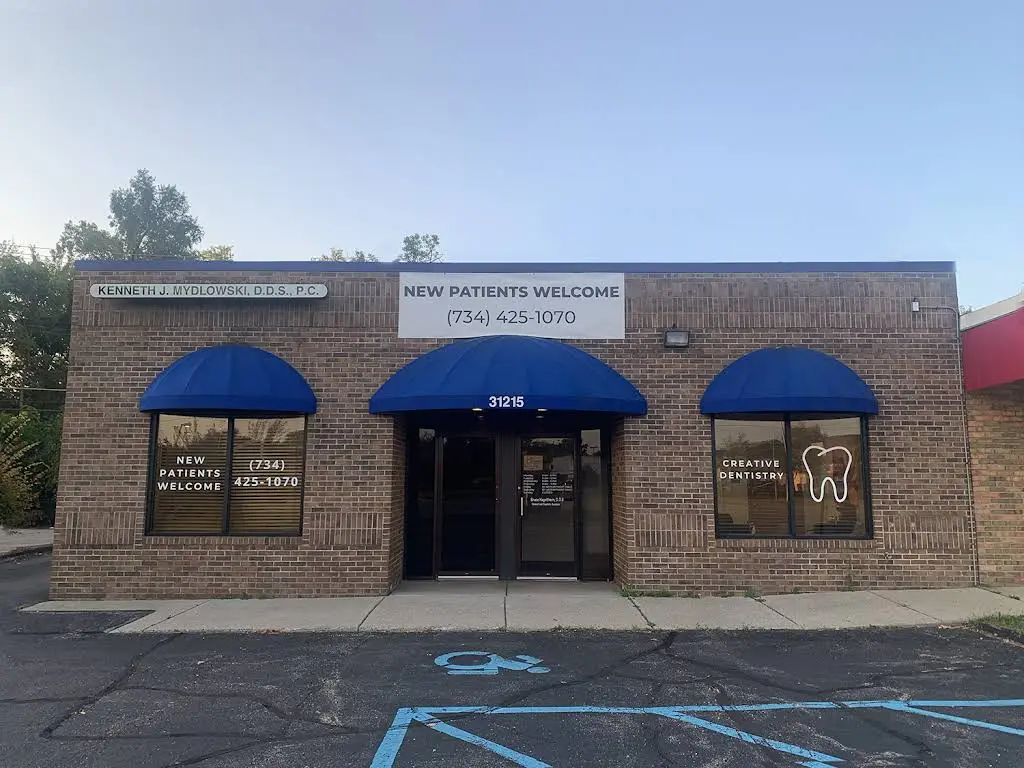 LakeView Family Dental Livonia - Professional dental clinic exterior with modern facilities