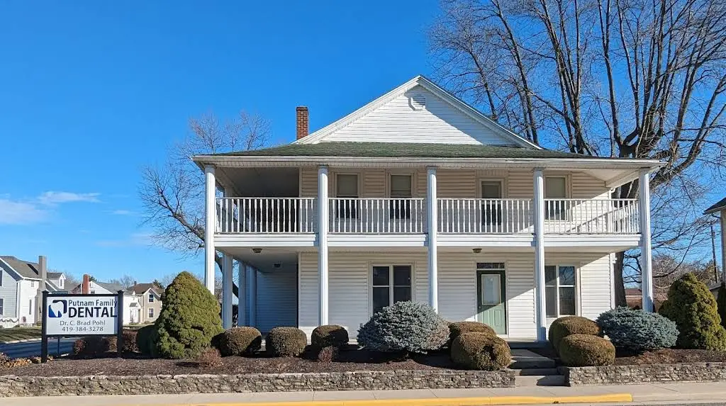 Putnam Family Dental - Professional dental clinic exterior with modern facilities