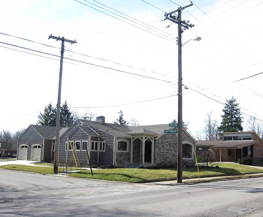 Reedy Suzanne R DDS - Professional dental clinic exterior with modern facilities