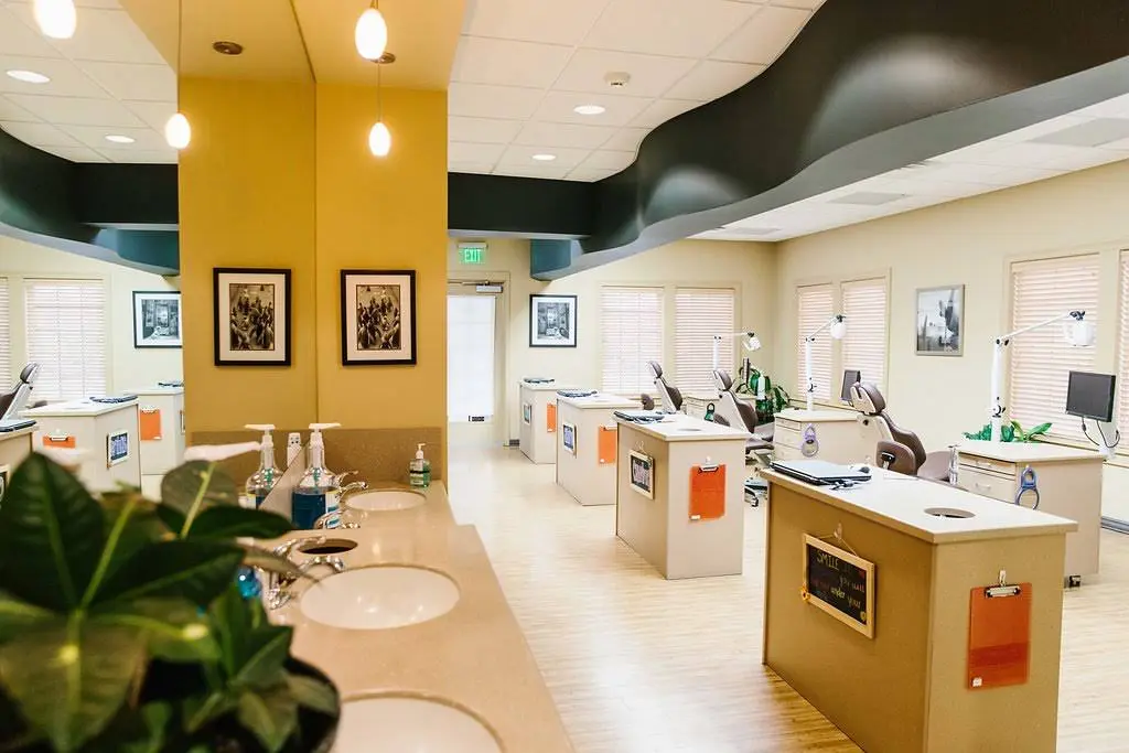 Glander Rochford Orthodontics - Professional dental clinic exterior with modern facilities
