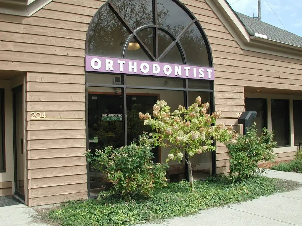 Hrabowy Orthodontics - Professional dental clinic exterior with modern facilities
